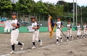 優勝を決め、グラウンドを１周する鹿ノ台バンビーズの選手たち