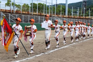 優勝し、ダイヤモンドを1周するナイン