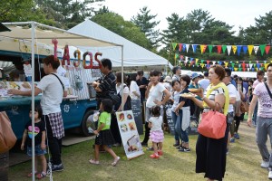 さまざまな料理を買い求めようと、来場客が行列をつくった