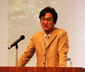 講演する品田教授