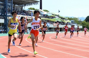 力走する選手たち