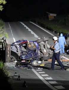 乗用車が大破した事故現場=8月27日午前4時39分、明日香村