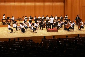 演奏を披露する県立ジュニアオーケストラのメンバー