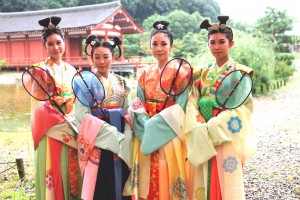 ファッションショーでは、当時の鮮やかな女官の衣装などを見ることができる