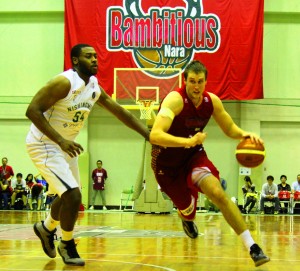 西宮戦。チーム最多13得点を挙げたジョシュ・リチャート選手(右)