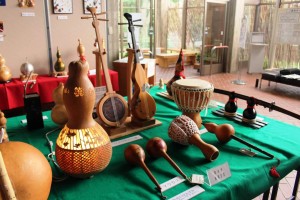 三味線やマラカスに加工されたひょうたん