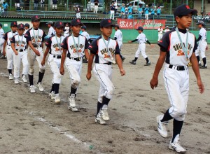 グラウンドを１周する鹿ノ台バンビーズの選手