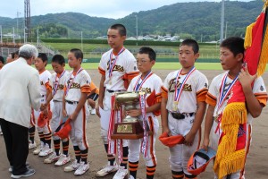 優勝メダルをかけてもらう選手