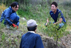 利用者らと梅林復活に向け作業する若野達也さん(右)‖奈良市