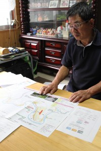 地元の言い伝えも盛り込まれた防災情報マップを説明する上西さん=天川村