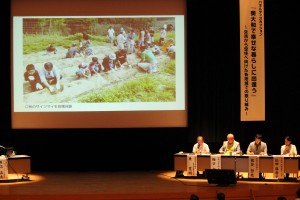 移住生活の魅力などについて話すパネリストら＝橿原市