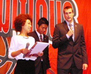 インタビューに答えるジョシュ・リチャート選手