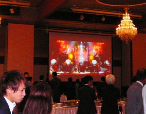 スクリーンに映し出された「倭－ＹＡＭＡＴＯ」の演奏映像