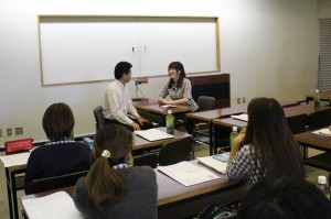 顧客にふんした警察官を相手に、窓口担当職員が対応を訓練した