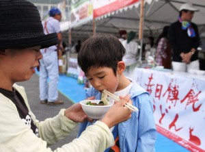 再現された春日餺飥うどんを味わう来場者