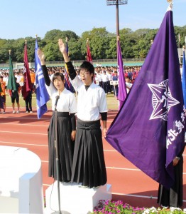 力強く選手宣誓する奈良北高校弓道部の高谷果歩部長と臼井康輔副部長