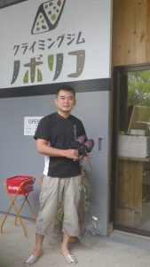 ジムの前に立つ中野哲弥店長