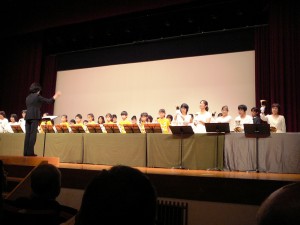 ハンドベルの演奏を披露する王寺ジュニアハンドベル・バンビーナと王寺ハンドベルチーム・ピアチェーレのメンバー