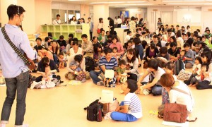 ふれあい遊びや体操を楽しむ親子ら