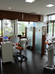 １階に開設する歯科。内科、皮膚科など複数の診療科で連携し未病、予防対策を図る