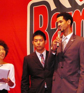 インタビューに答えるギデオン・ギャンブル選手