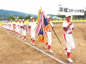 優勝を決め、ダイヤモンドを１周する平城スポーツ少年団ナイン