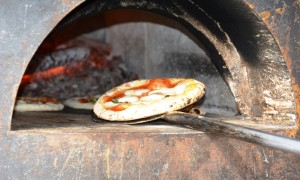 薪窯で焼かれるピザ