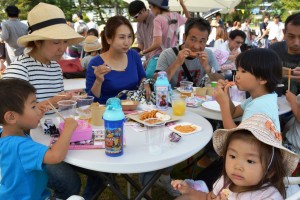 シェフェスタでは多くの家族連れが食事を楽しんだ