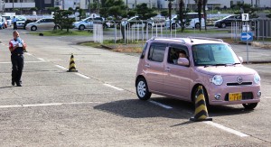 スラローム走行を練習する参加者