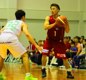 西宮戦。ディフェンスをかわし、攻めの姿勢の鈴木達也選手