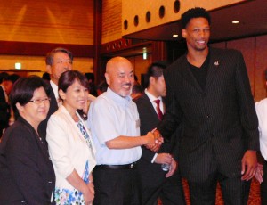 参加者と写真に収まるジュリアス・アシュビー選手