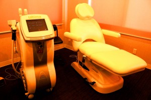 美容医療が受けられる機器。県内の診療施設では初めての導入という