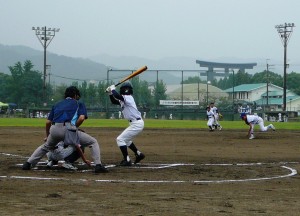 雨の中で熱戦を繰り広げる選手たち