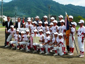 全員で記念撮影におさまる平城スポーツ少年団のナインら