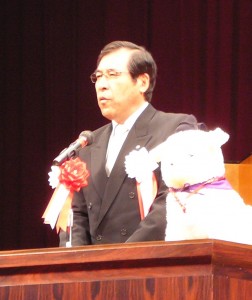 あいさつする平井康之町長