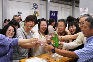 初対面の人たちも笑顔で乾杯した
