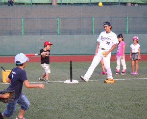 野球教室で楽しむ子供たち