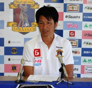 会見でJ3昇格に向けた意気込みを語る矢部次郎GM