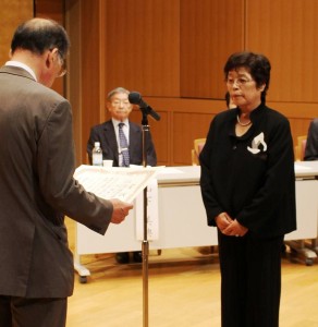 大賞を受賞し、表彰を受ける伊福幸枝さん（右）