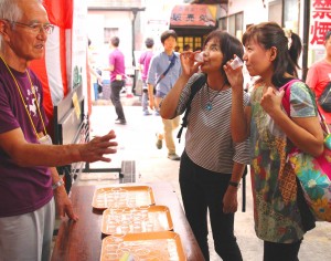 振る舞われた日本酒「春鹿」を楽しむ来場者