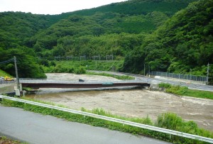 平成26年の台風11号で増水した大和川。王寺町と大阪府柏原市の境では、橋の高さまで水が迫った(近畿地方整備局大和川河川事務所提供)