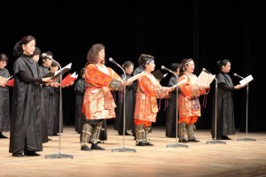 那須与一を群読する泉の会のメンバー