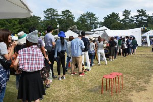 人気の店には行列ができた