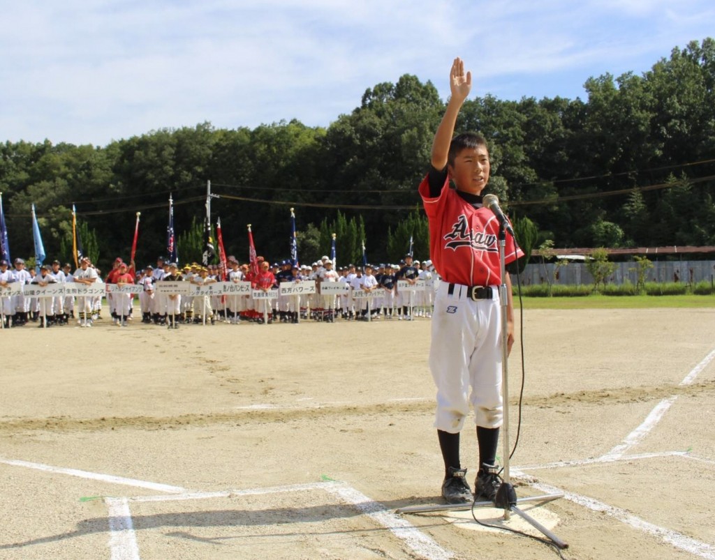 力強く選手宣誓する朝和イーグルスの鳥山秀樹主将