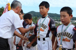 優勝メダルを贈られる鹿ノ台バンビーズの選手