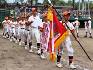 優勝し、ダイヤモンドを1周するナイン