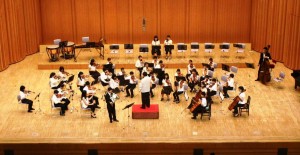 演奏を披露する県立ジュニアオーケストラのメンバー