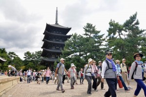 KANSAIウオーク2015で興福寺を歩く参加者