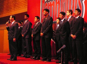 選手らとともに必勝を誓う加藤代表