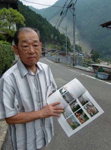 紀伊半島豪雨災害の記録を自費出版した上田史孝さん=五條市大塔町